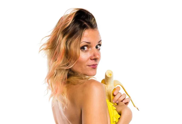 Bella donna bionda in bikini che tiene le banane — Foto Stock