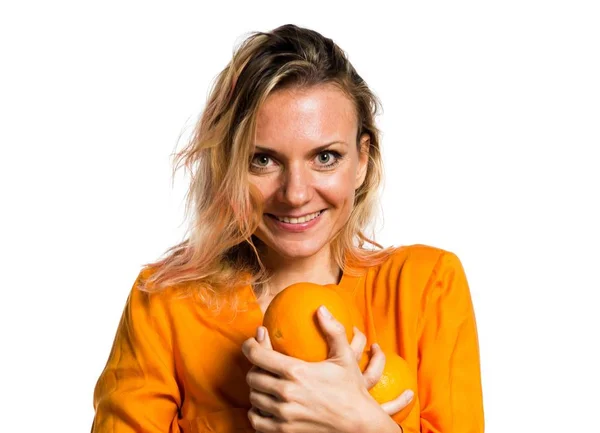 Schöne blonde Frau mit Orangen — Stockfoto
