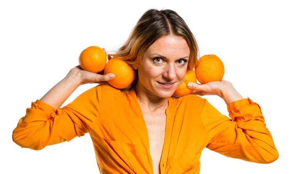 Gyönyörű szőke nő gazdaság narancs — Stock Fotó