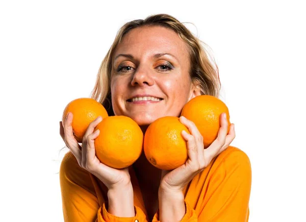 Belle femme blonde tenant des oranges — Photo