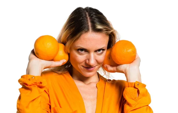 Hermosa mujer rubia sosteniendo naranjas — Foto de Stock