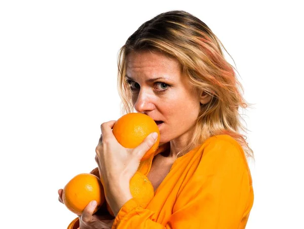 Beautiful blonde woman holding oranges — Stock Photo, Image