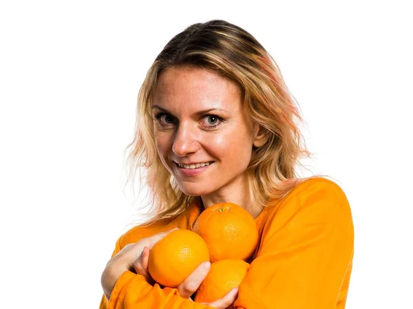 Vacker blond kvinna anläggning apelsiner — Stockfoto