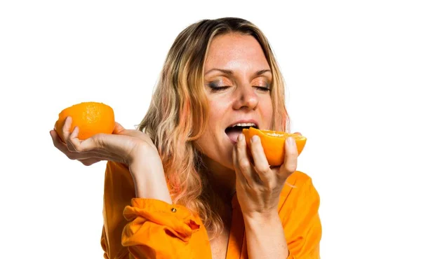 Hermosa mujer rubia sosteniendo naranjas — Foto de Stock