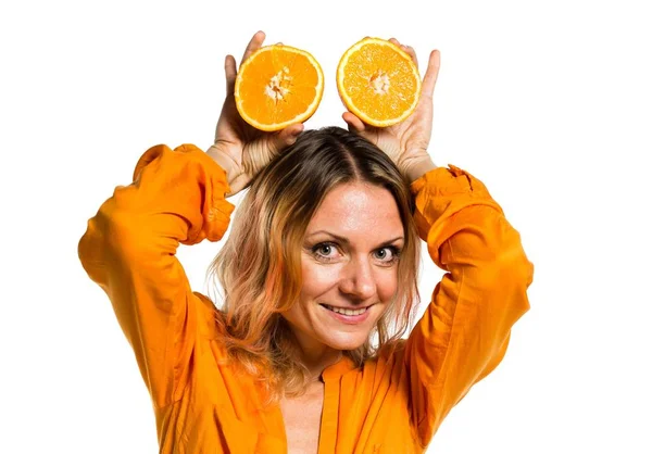 Gyönyörű szőke nő gazdaság narancs — Stock Fotó