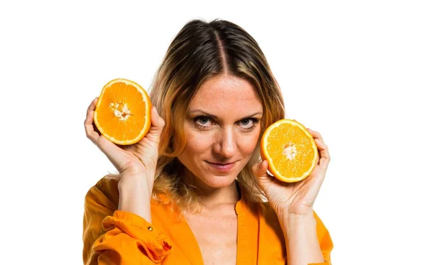 Güzel sarışın kadın holding portakal — Stok fotoğraf