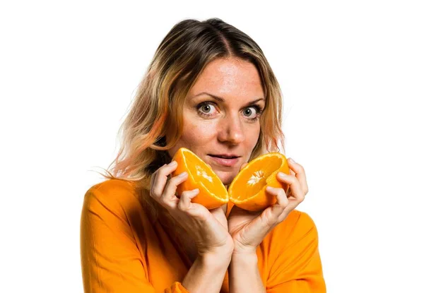 Beautiful blonde woman holding oranges — Stock Photo, Image