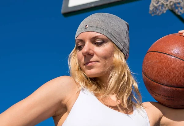 Güzel bir kadın basketbol oynarken — Stok fotoğraf