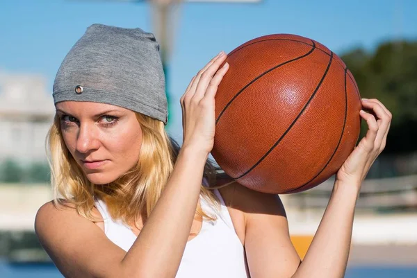 Mulher bonita jogando basquete — Fotografia de Stock