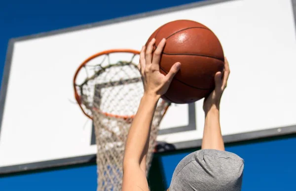 Güzel bir kadın basketbol oynarken — Stok fotoğraf