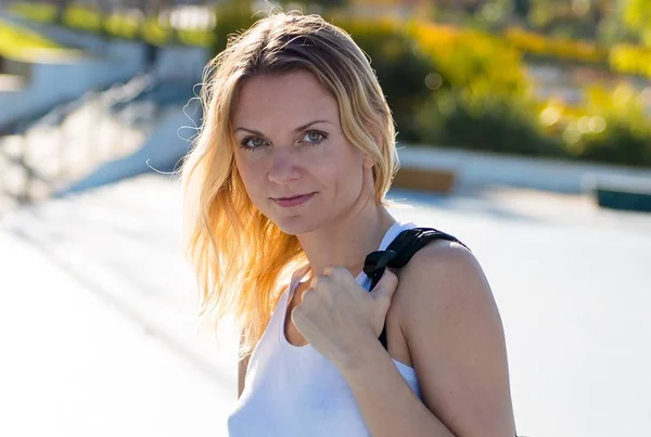 Mulher bonita com mochila ao ar livre — Fotografia de Stock