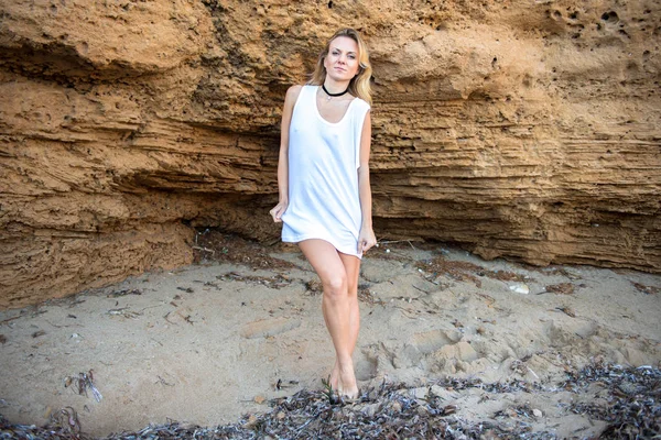 Menina bonita com camisa branca ao ar livre — Fotografia de Stock