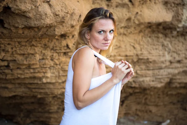 Menina bonita com camisa branca ao ar livre — Fotografia de Stock