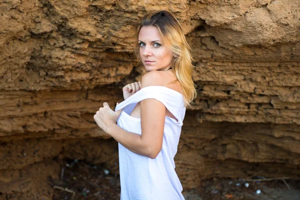 Menina bonita com camisa branca ao ar livre — Fotografia de Stock