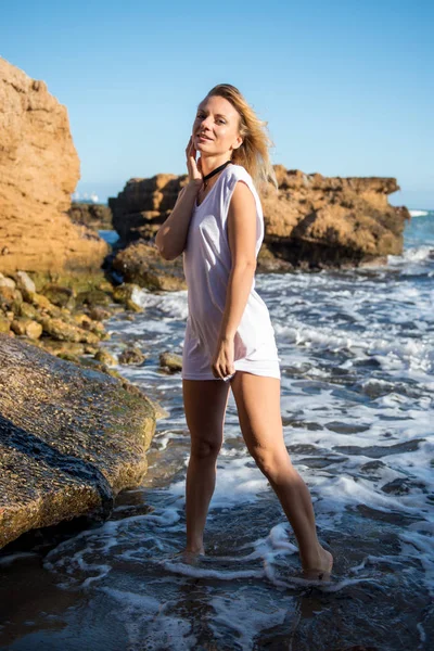 Schönes Mädchen mit weißem Hemd am Strand — Stockfoto