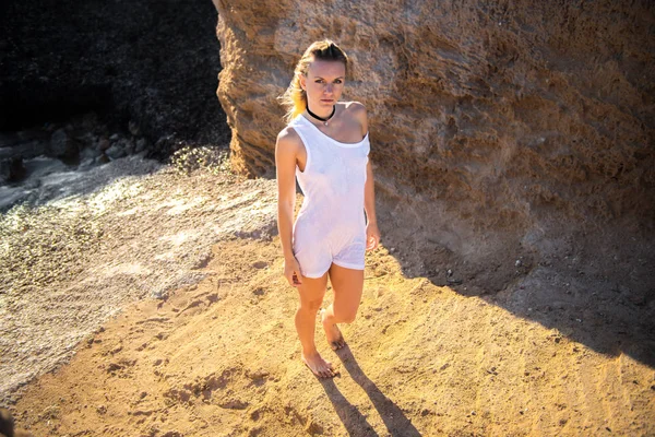 Piękna dziewczyna z białą koszulę na plaży — Zdjęcie stockowe