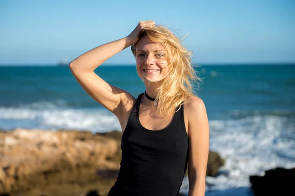 Menina loira bonita na praia — Fotografia de Stock