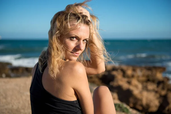 Menina loira bonita na praia — Fotografia de Stock