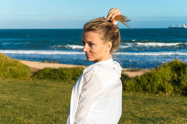 Menina bonita no parque com o oceano à distância — Fotografia de Stock