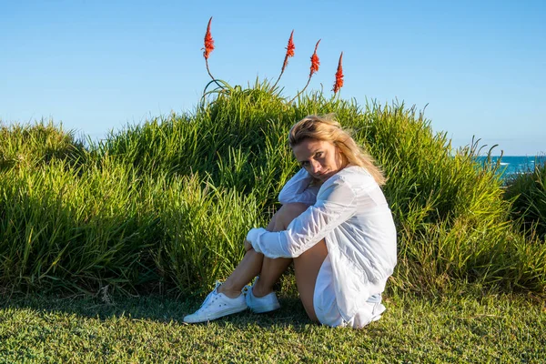 Piękna blondynka w parku — Zdjęcie stockowe