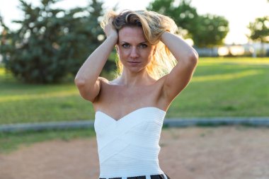 Güzel sarışın Rus kız parkta