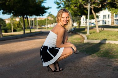 Güzel sarışın Rus kız parkta