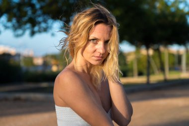 Güzel sarışın Rus kız parkta