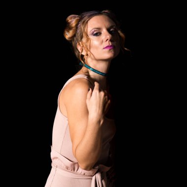 Siyah arka plan üzerine moda makyaj güzel kız