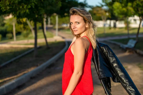 Gyönyörű szőke orosz lány a parkban — Stock Fotó