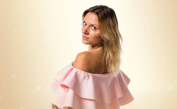 예쁜 모델 여자 황토 b에 분홍색 드레스와 스튜디오 포즈 — 스톡 사진