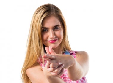 Sarışın kız silahı jest yapma