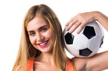 Bir futbol topu tutan güzel sarışın kız