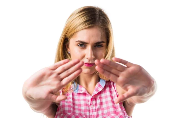 Chica rubia haciendo señal de stop — Foto de Stock