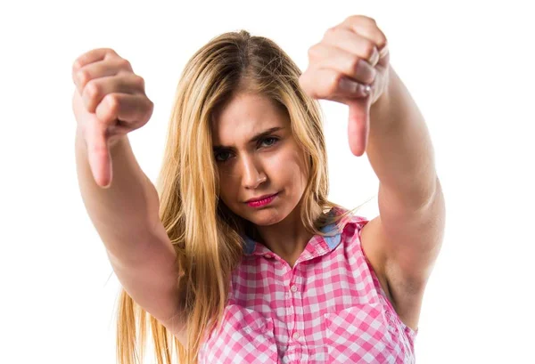 Chica rubia haciendo mala señal — Foto de Stock