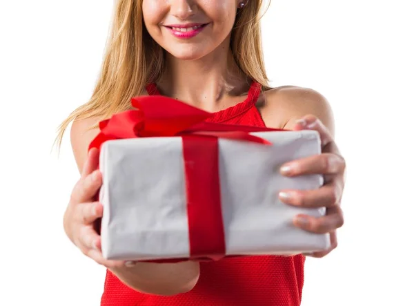 Blond dívka držící dárek — Stock fotografie