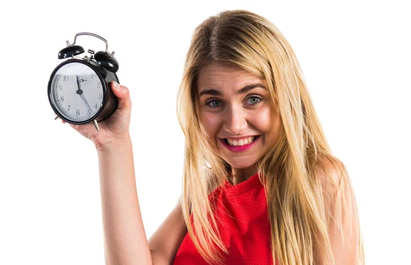 Ragazza bionda che tiene orologio vintage — Foto Stock