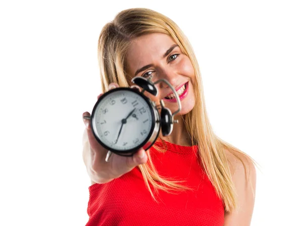 Menina loira segurando relógio vintage — Fotografia de Stock