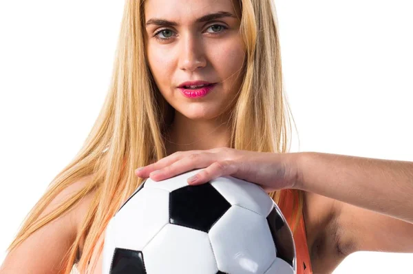 Menina loira bonita segurando uma bola de futebol — Fotografia de Stock