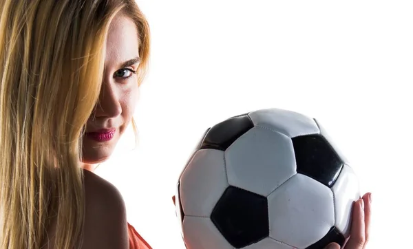 Hübsches blondes Mädchen hält einen Fußballball — Stockfoto