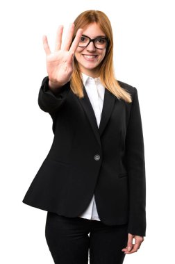 Genç iş kadını dört sayma