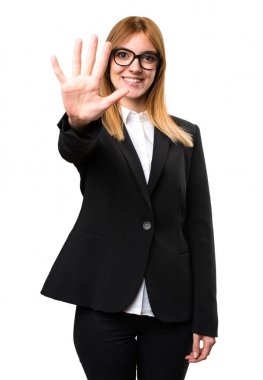 Genç iş kadını beş sayma