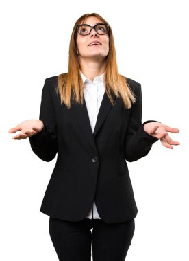 Genç iş kadını zen pozisyonda