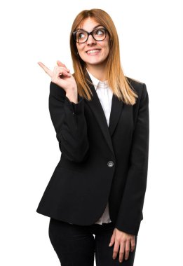 Genç iş kadını düşünüyor