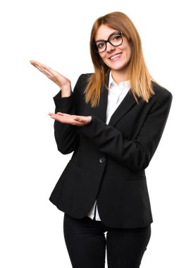 bir şey sunmak genç iş kadını