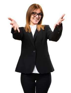 bir şey sunmak genç iş kadını