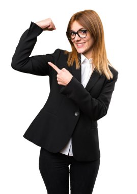 Genç iş kadını güçlü jest yapma