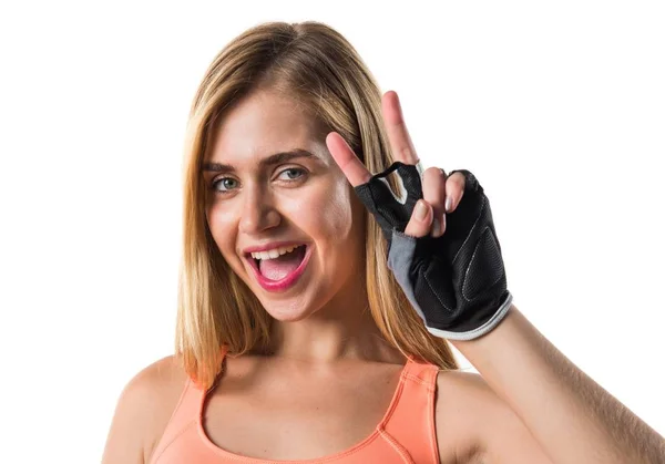 Sportovní žena dělá gesto vítězství — Stock fotografie