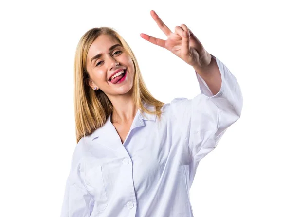 Médica mulher fazendo gesto de vitória — Fotografia de Stock