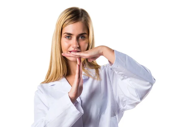 Läkare kvinna gör timeout gest — Stockfoto