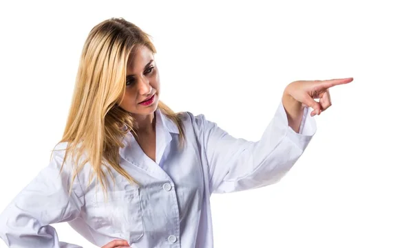 Mujer doctora señalando hacia el lateral — Foto de Stock